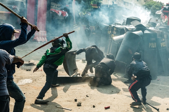 indonesia scontri tra manifestanti e polizia dopo la morte di un autista di mototaxi