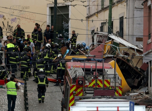 Almeno 15 morti nel deragliamento della funicolare di Lisbona Almeno 15 morti nel deragliamento della funicolare di Lisbona