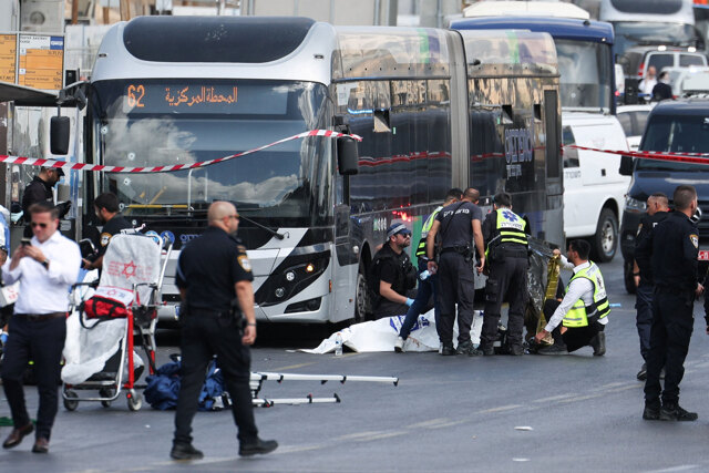 Almeno cinque morti in un attentato a Gerusalemme Est Almeno cinque morti in un attentato a Gerusalemme Est