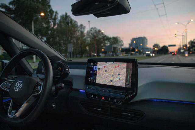 se gli schermi distraggono chi guida che ci fanno nelle auto