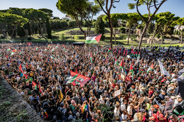 https://media.internazionale.it/images/2025/10/08/310941-sd.jpg