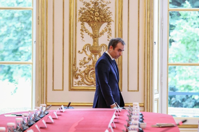 Il governo francese sospende la riforma delle pensioni per evitare nuove elezioni