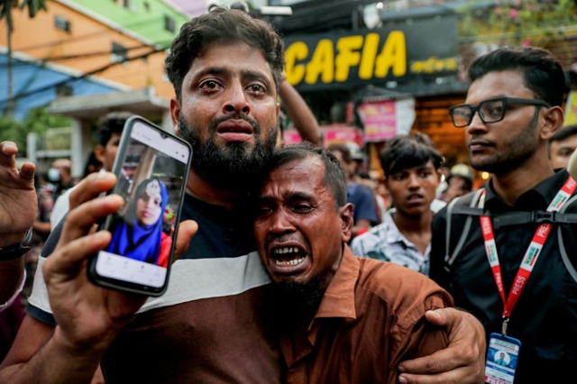 Almeno 16 morti nell’incendio di due fabbriche a Dhaka, in Bangladesh Almeno 16 morti nell’incendio di due fabbriche a Dhaka, in Bangladesh