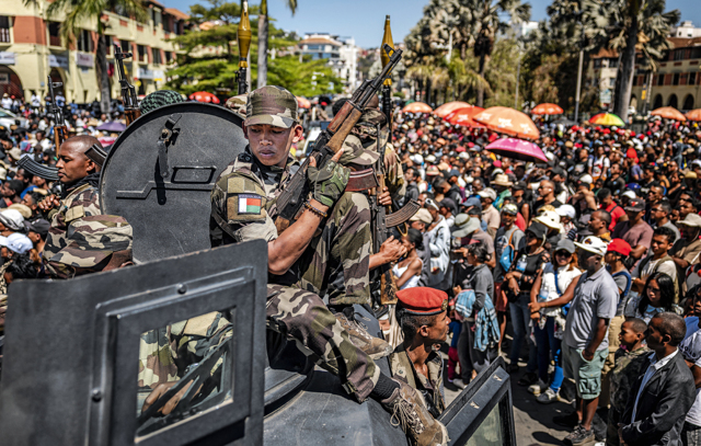 I militari approfittano della fuga del presidente