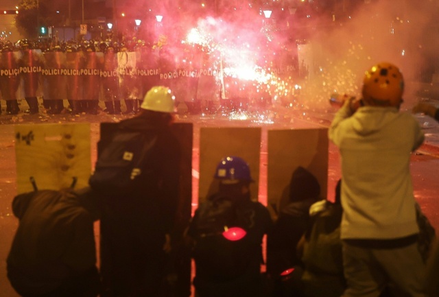Un morto e più di cento feriti dopo una grande manifestazione a Lima, in Perù Un morto e più di cento feriti dopo una grande manifestazione a Lima, in Perù