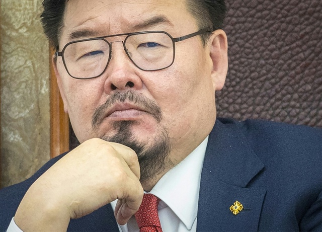 Il parlamento mongolo sfiducia il premier Gombojav Zandanshatar