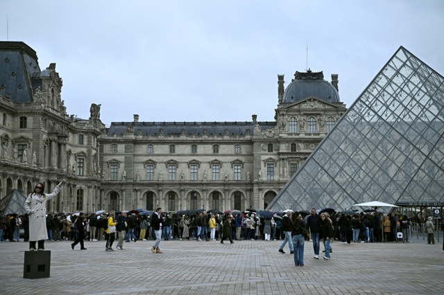 Il Louvre rimane chiuso dopo lo spettacolare furto dei gioielli della corona Il Louvre rimane chiuso dopo lo spettacolare furto dei gioielli della corona
