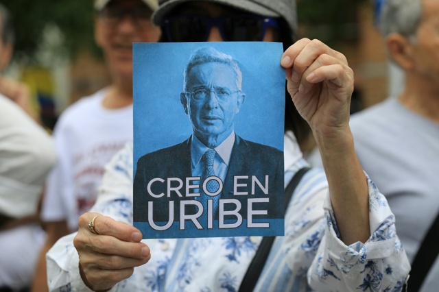 La giustizia colombiana annulla la condanna dell’ex presidente Álvaro Uribe La giustizia colombiana annulla la condanna dell’ex presidente Álvaro Uribe
