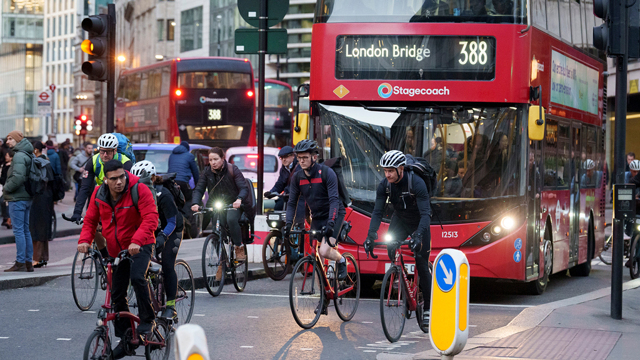 Saranno le bici a cambiare le città, non l’auto elettrica