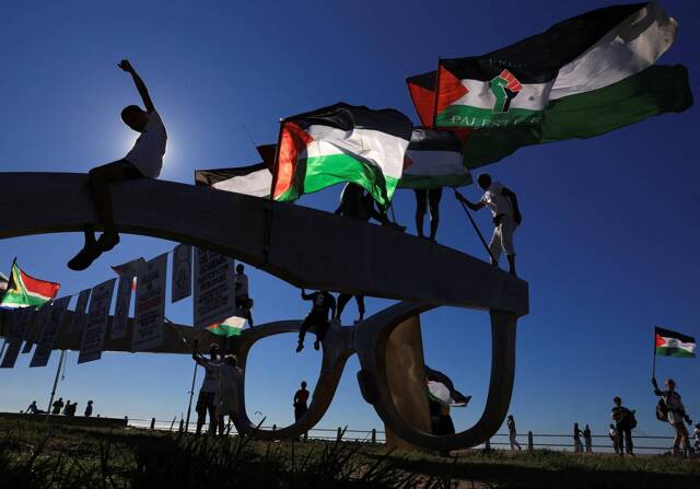 Più di 150 palestinesi sbarcano a sorpresa in un aeroporto sudafricano