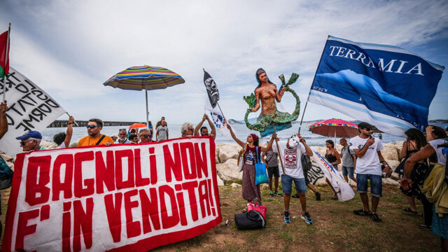 il mare sottratto a napoli da Internazionale.it il mare sottratto a napoli