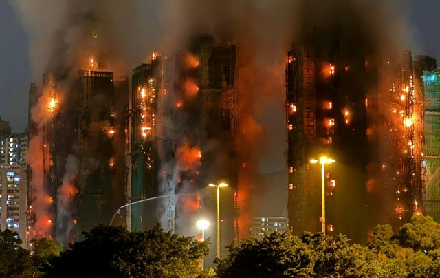 vasto incendio in un complesso residenziale a hong kong almeno quattro morti