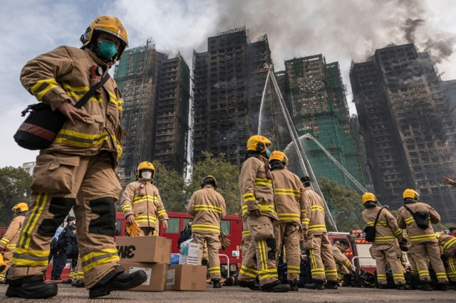 hong kong il bilancio dell8217incendio sale a 55 morti e pi249 di 250 dispersi