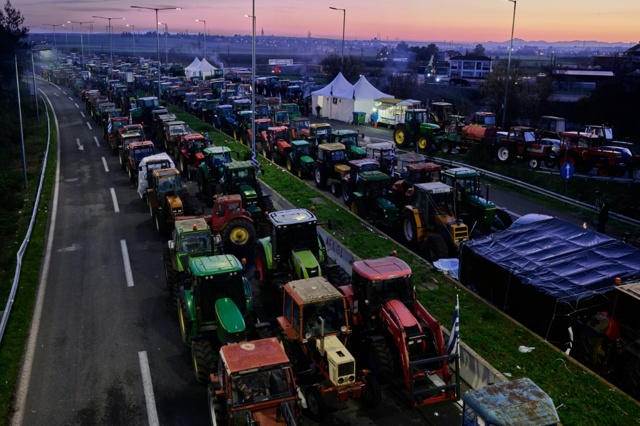 agricoltori e pescatori greci bloccano il porto commerciale di volos da Internazionale.it agricoltori e pescatori greci bloccano il porto commerciale di volos