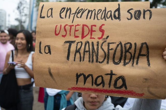 tre poliziotti peruviani condannati per aver torturato e stuprato una donna transgender da Internazionale.it tre poliziotti peruviani condannati per aver torturato e stuprato una donna transgender