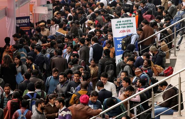 भारत का ‘कॉकरोच’ समूह वायरल, जेन जेड की चिंताओं पर प्रकाश डालता है