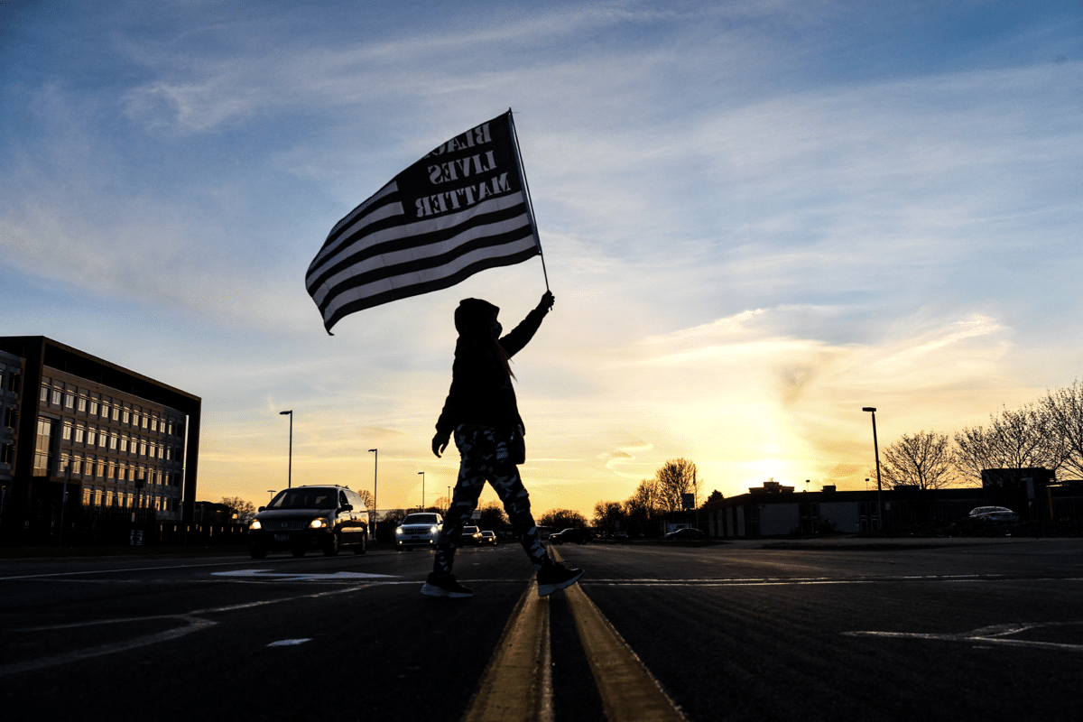 La bandiera del movimento Black lives matter a Brooklyn Center, nel Minnesota. Stati Uniti, 16 aprile 2021 - Chandan Khanna, Afp