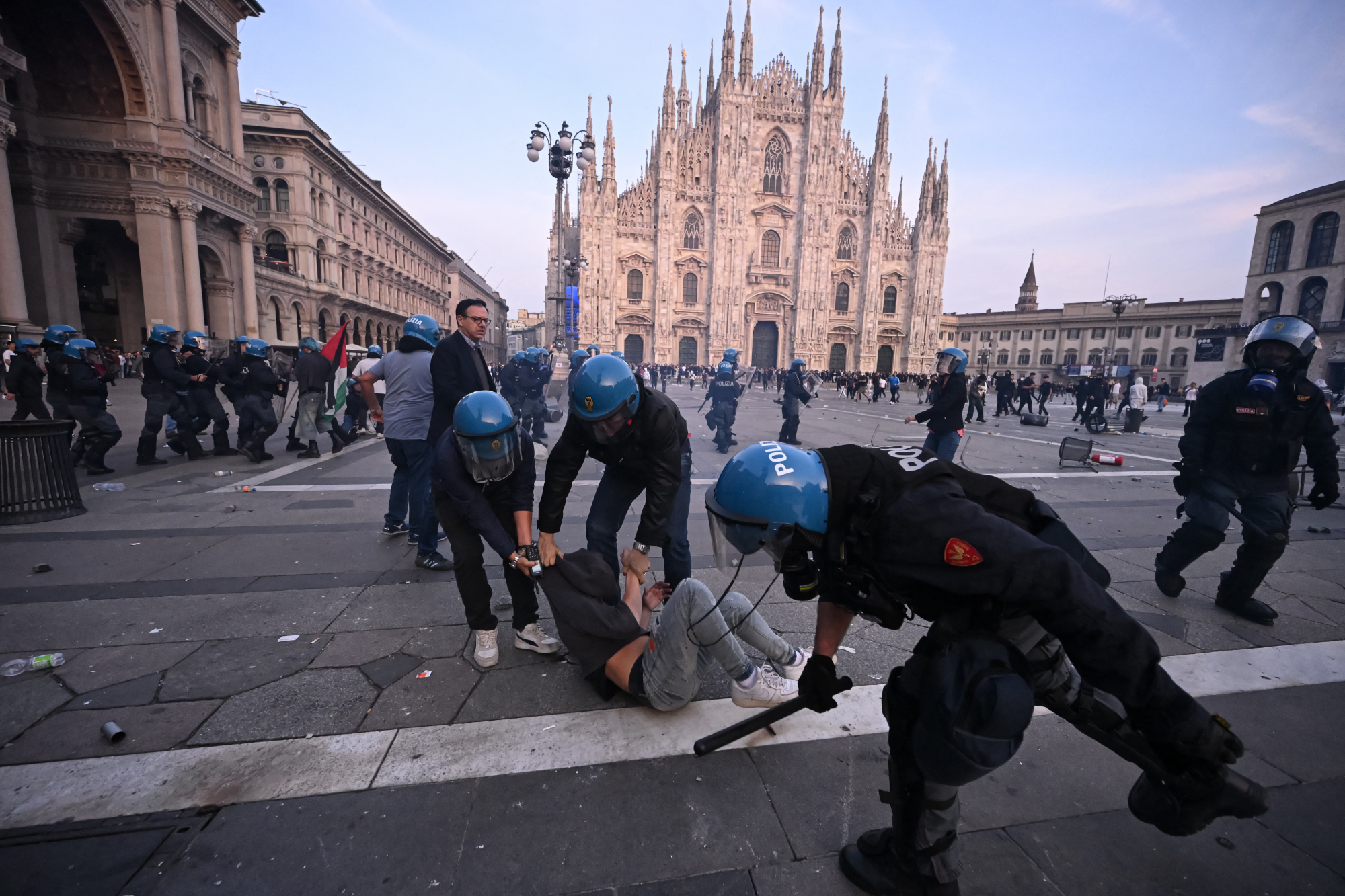 le rivolte di milano sono una novit224 da Internazionale.it le rivolte di milano sono una novit224