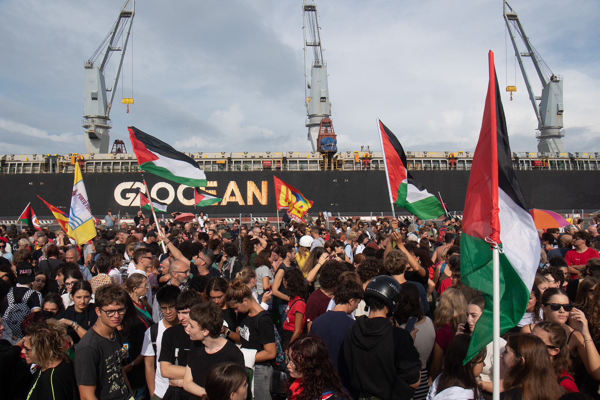 i portuali di tutto il mondo scioperano contro il genocidio a gaza da Internazionale.it i portuali di tutto il mondo scioperano contro il genocidio a gaza